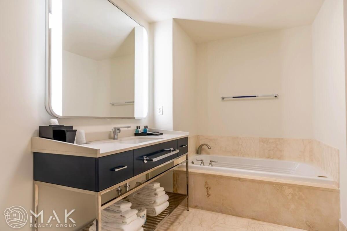 Fontainebleau Resort High Floor W Ocean Views 마이애미 비치 외부 사진